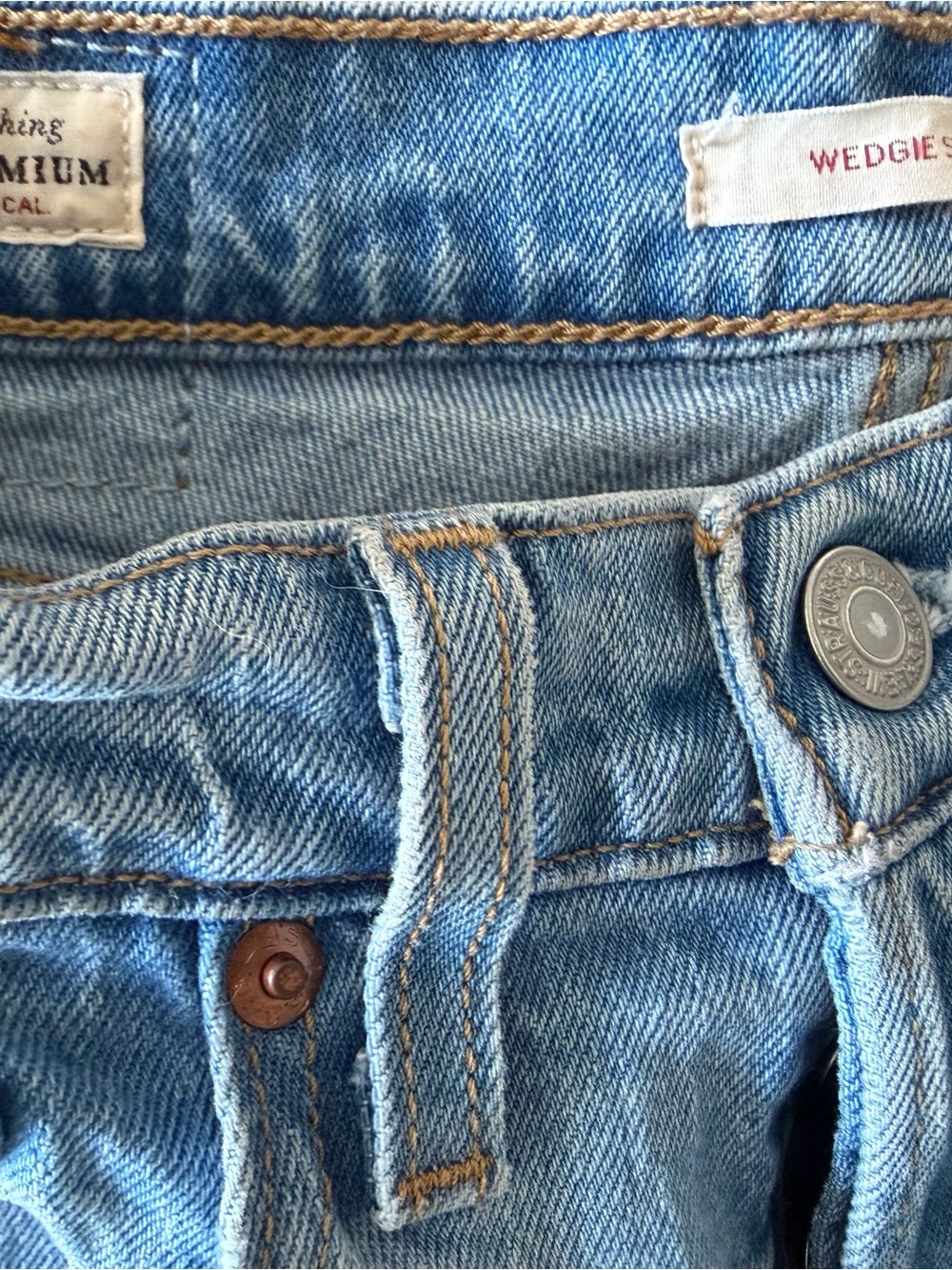 Levis Premium Wedgie straight Light Wash Denim Jeans - size 24 L28